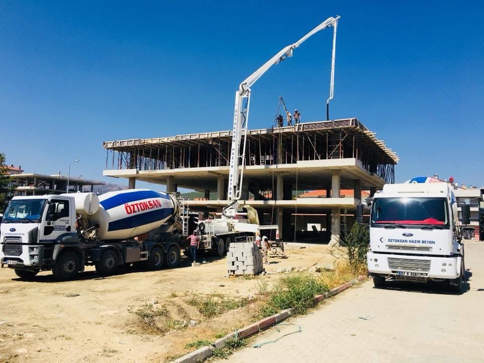 İnşaat şantiyesi ve beton dökümü